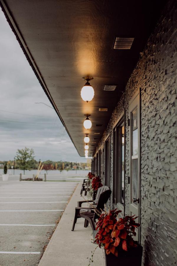 The Bayview Motel - Fort France, On - Lakeside Motel Fort Frances Exterior photo